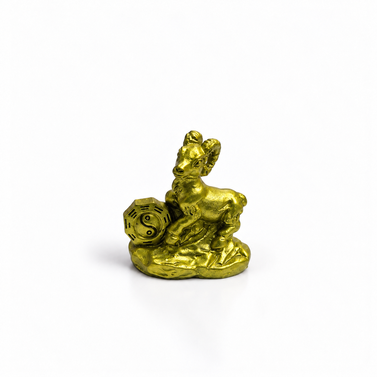 Mini Figura de Cabra Dorada con Yin Yang 3.5 cm – Equilibrio y Prosperidad