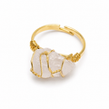Anillo Ajustable Dorado con Cuarzo Cristal en Bruto