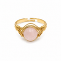 Anillo Ajustable Dorado con Cuarzo Rosa Natural